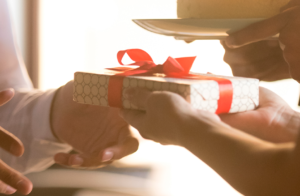 Amigo secreto diferente: variações da brincadeira para sua diversão