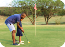 Imagem de hóspede em uma das experiências do Aguativa Golf Resort para golfistas.