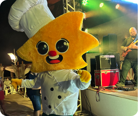 Imagem do personagem Sol, dos Aguativos, vestido de chef de cozinha em um show no resort.
