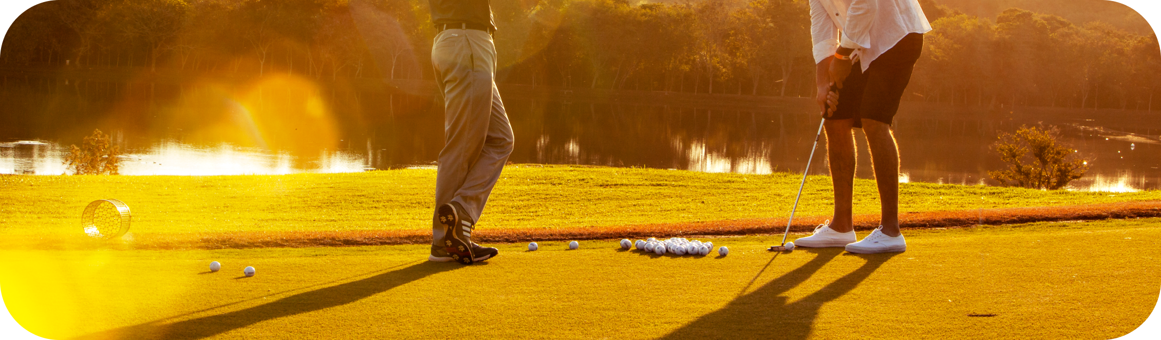 Imagem de hóspedes praticando no campo de golfe, parte da infraestrutura do Aguativa Golf Resort.