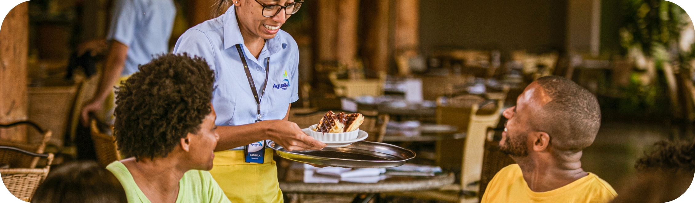Imagem de hóspedes sendo atendidos no restaurante, parte da infraestrutura do Aguativa Golf Resort.