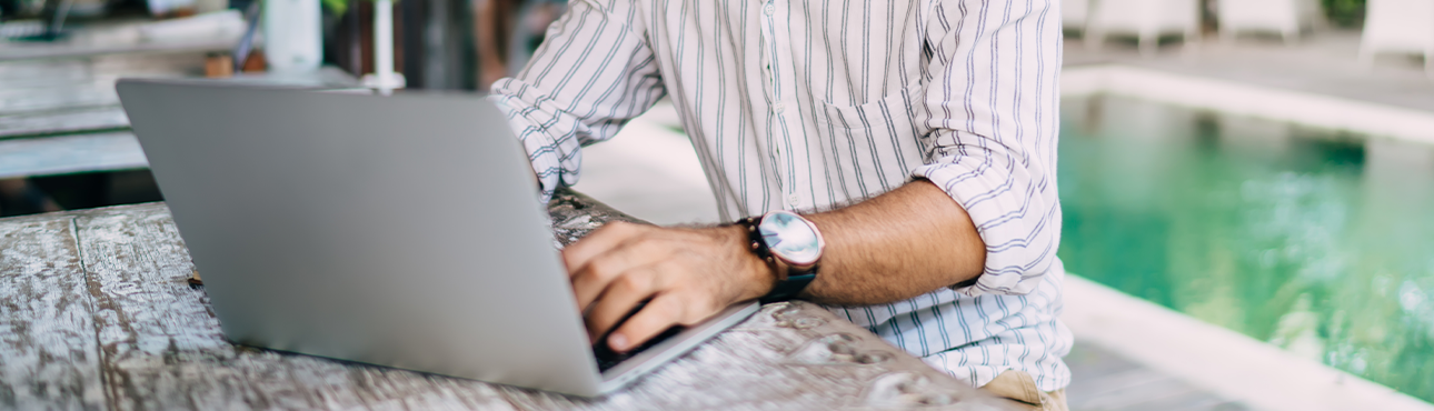 foto cortada mostrando um homem trabalhando em um laptop