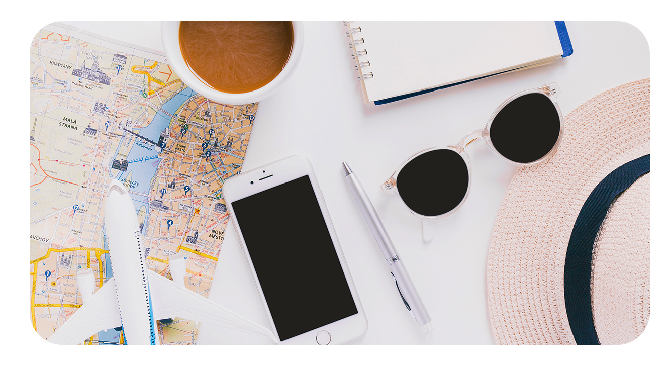 foto com vários itens em uma mesa celular cafe oculos e aviao de brinquedo
