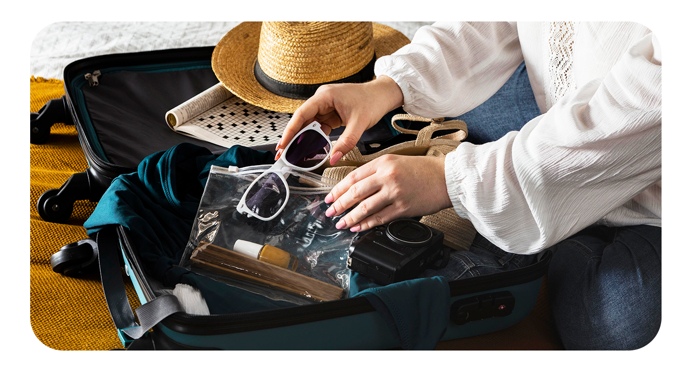 foto cortada mostrando um homem de roupa social arrumando sua mala de viagem