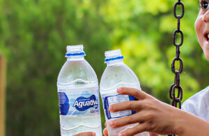 Duas crianças brincando com garrafa de água mineral Aguativa