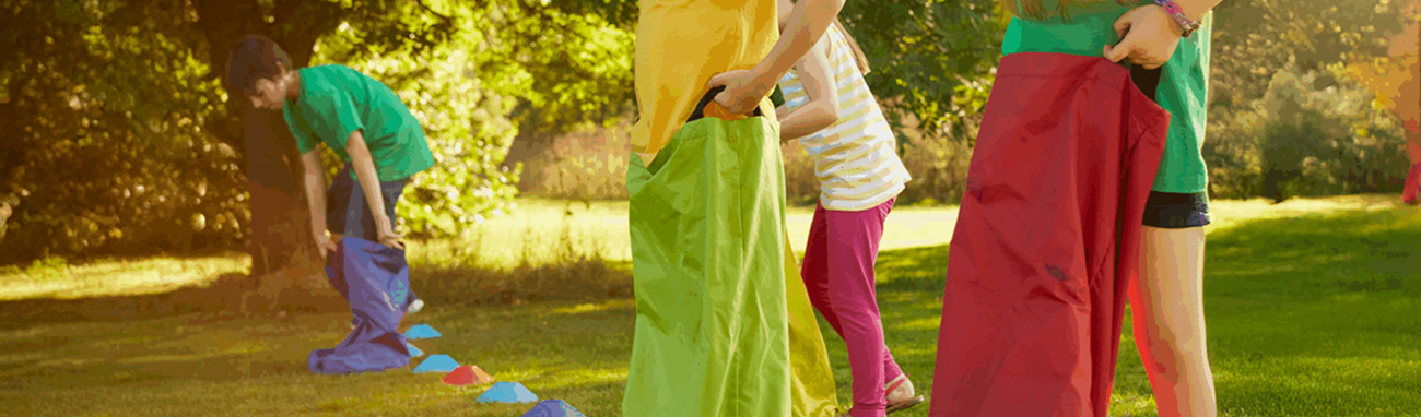 Crianças brincando de corrida de saco