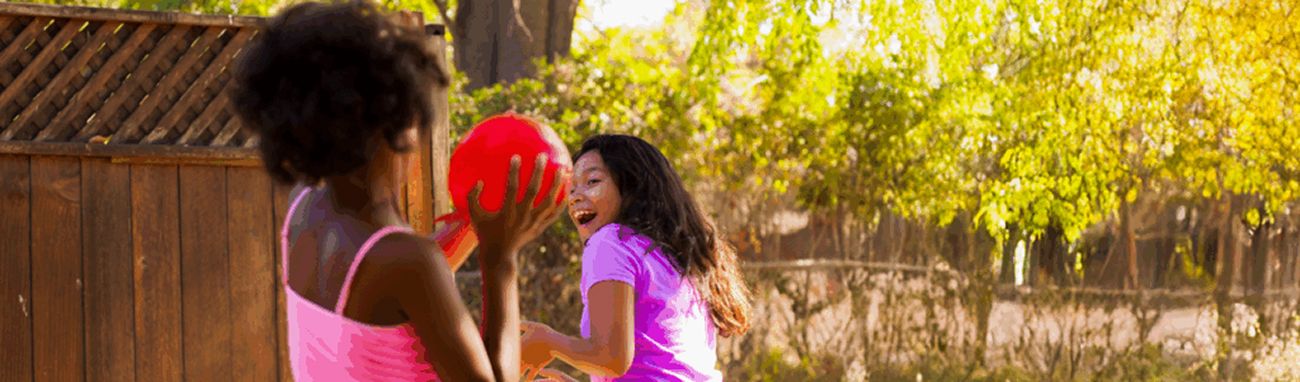 Duas meninas brincando de queimada