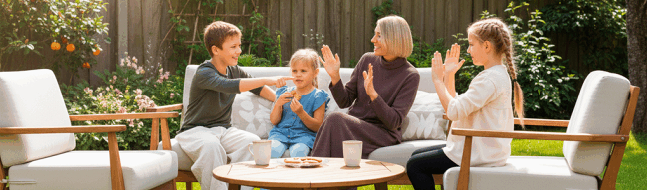 Família brincando de mímica