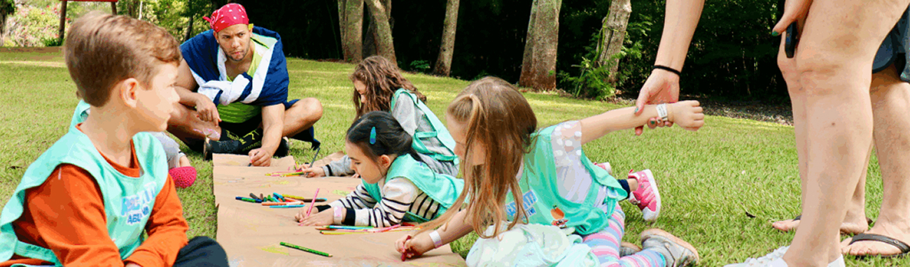 Crianças fazendo pintura ao ar livre