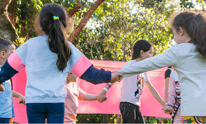 Crianças brincando de roda